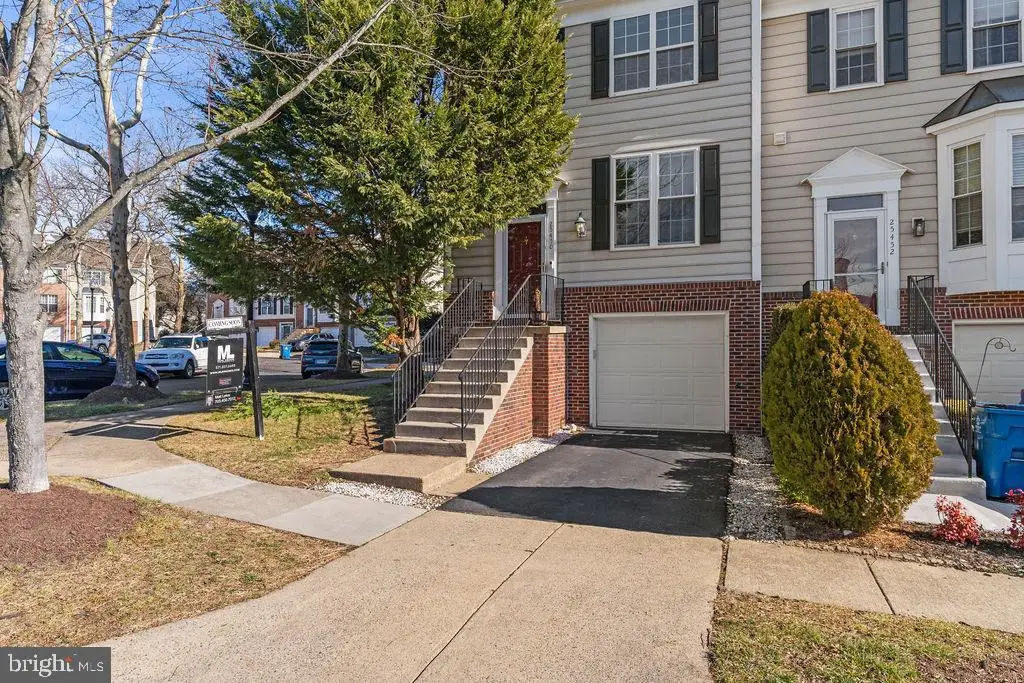 25450 Upper Clubhouse Dr, Chantilly, VA 20152 - Image #1