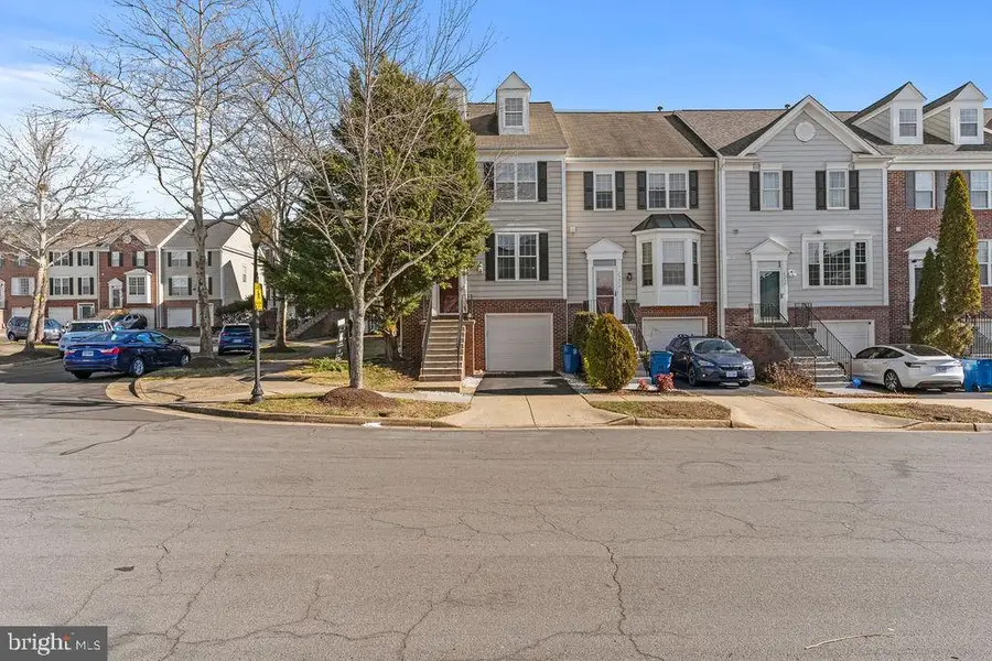 25450 Upper Clubhouse Dr, Chantilly, VA 20152 - Image #2