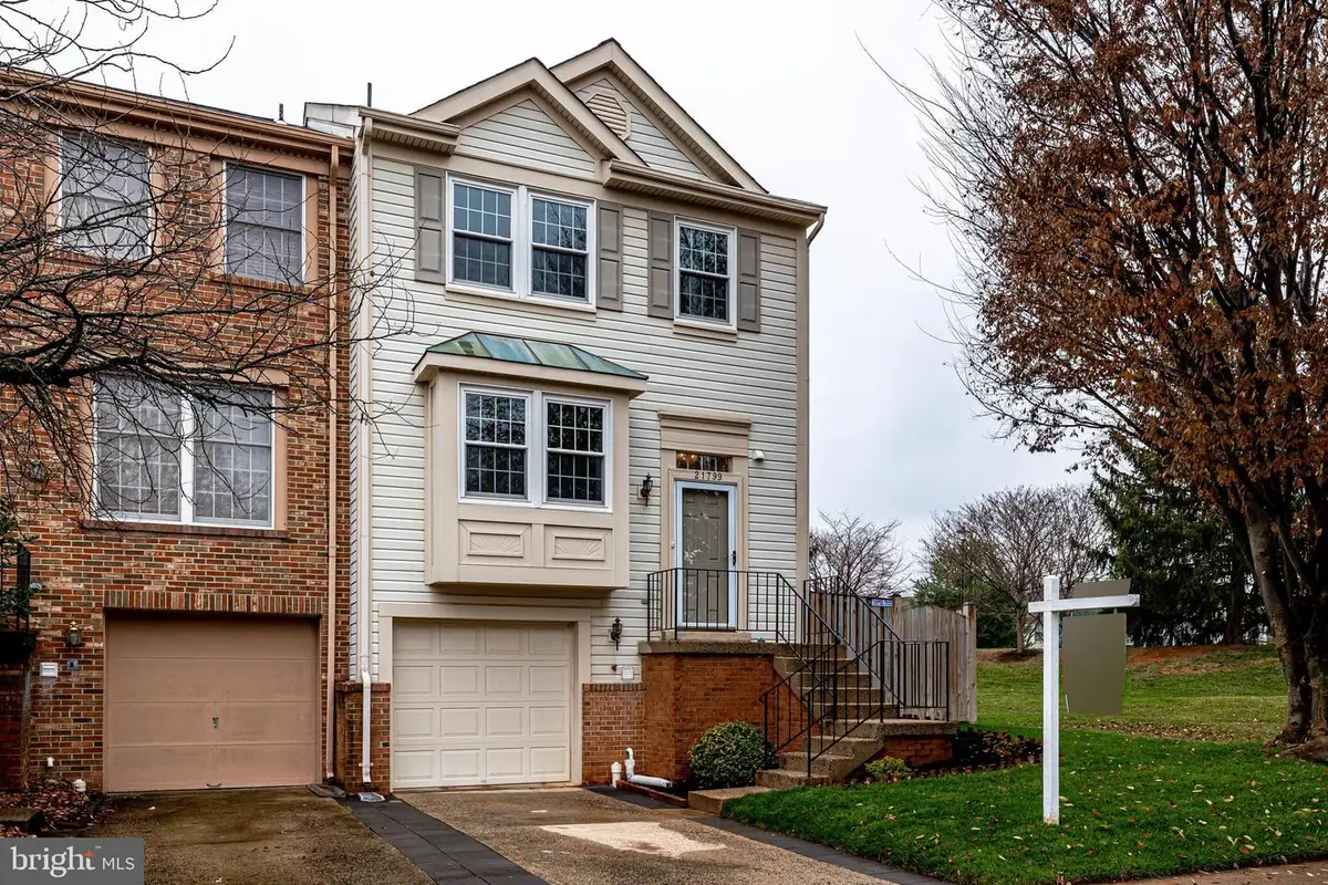 21799 Leatherleaf Cir, Sterling, VA 20164 - Image #1