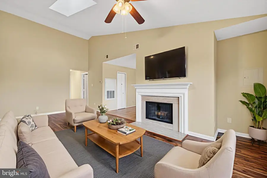 1111 Huntmaster Ter Ne #301, Leesburg, VA 20176 - Image #2