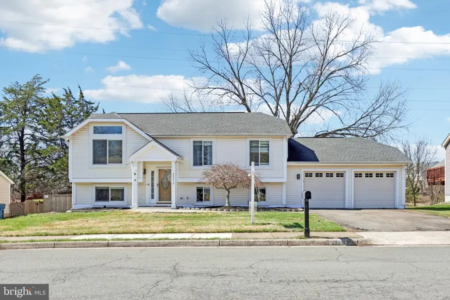 22216 Stablehouse Dr, Sterling, VA 20164 - #2