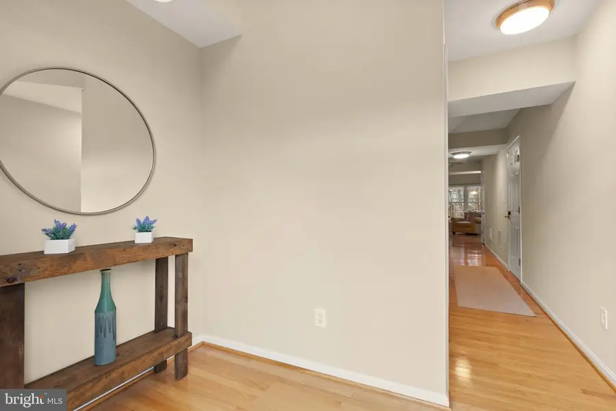 25213 Dunvegan Sq, Chantilly, VA 20152 - #2