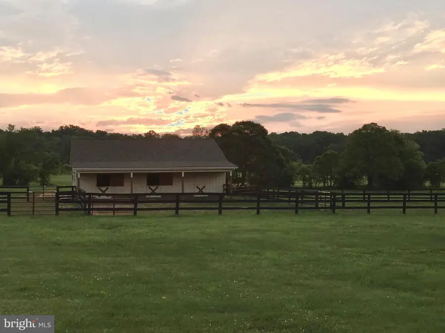 35550 W Greyfriar Dr, Round Hill, VA 20141 - #2