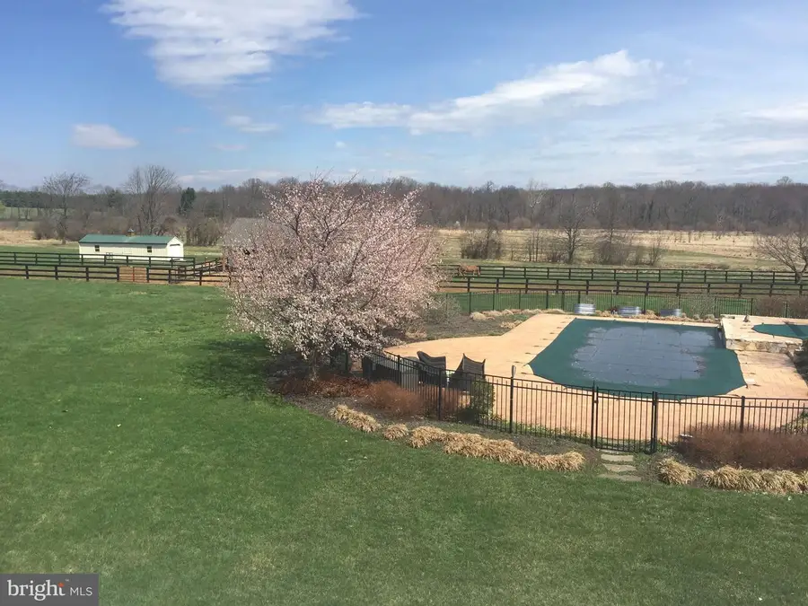 35550 W Greyfriar Dr, Round Hill, VA 20141 - #3