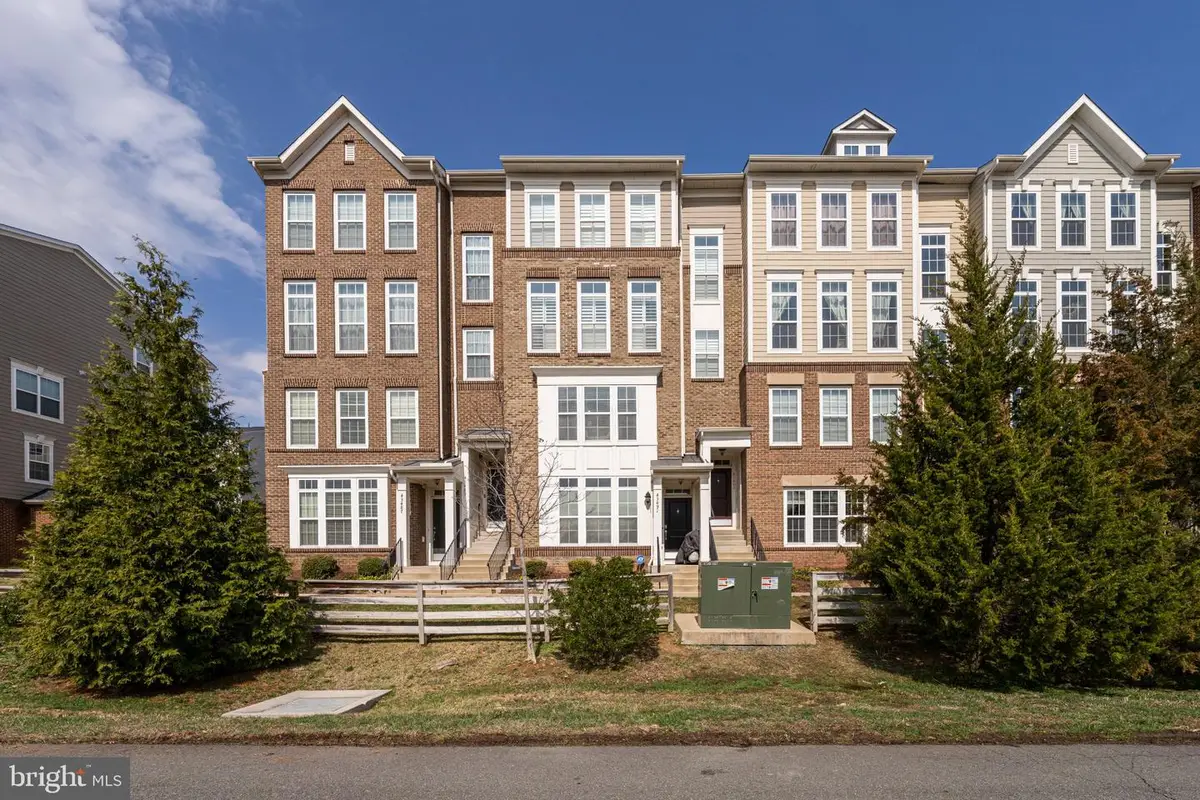 43491 Town Sq, Chantilly, VA 20152 - #1
