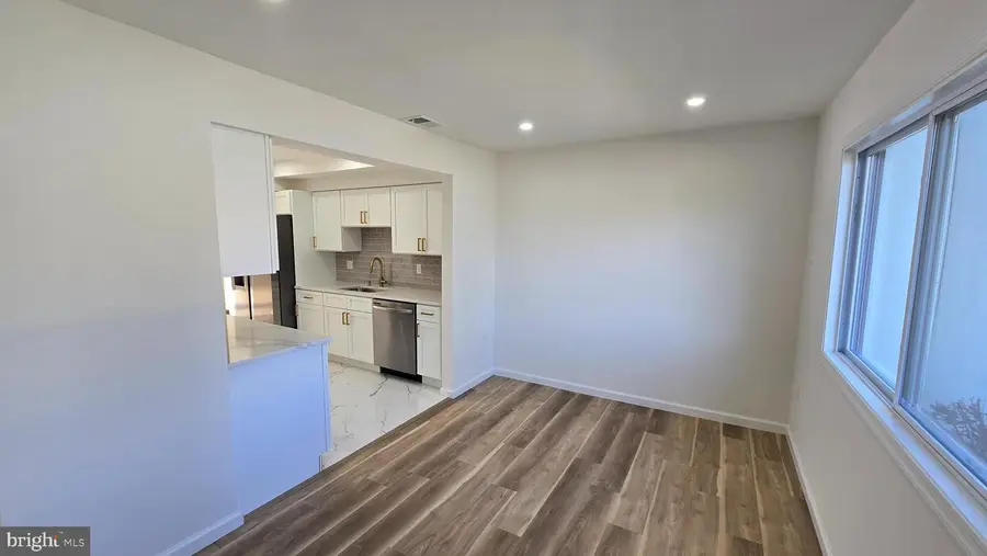 126 Richland Cir, Sterling, VA 20164 - #2