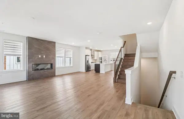 19814 Lavender Dust Sq, ASHBURN, VA 20147