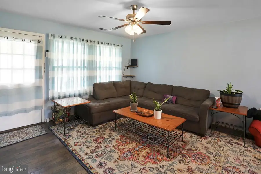 402 Williamsburg Rd, Sterling, VA 20164 - #2