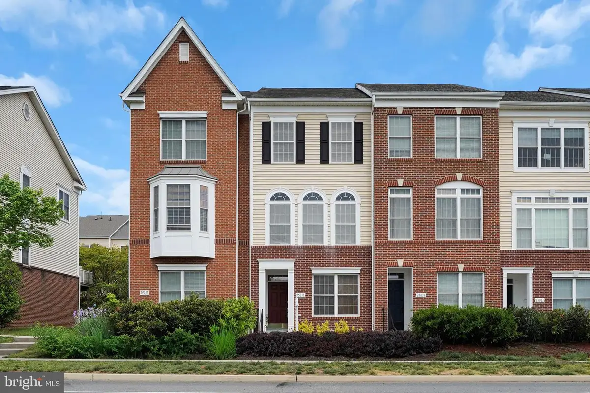 25015 Riding Center Dr, Chantilly, VA 20152 - #1