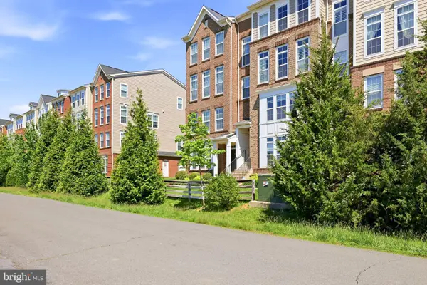 43487 Town Gate Sq, CHANTILLY, VA 20152