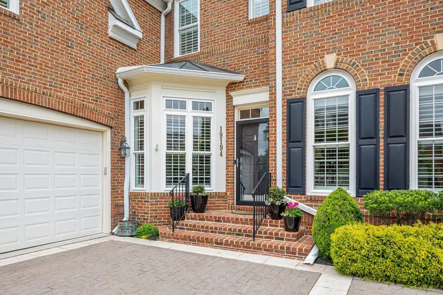 19194 Greystone Sq, Leesburg, VA 20176 - #3