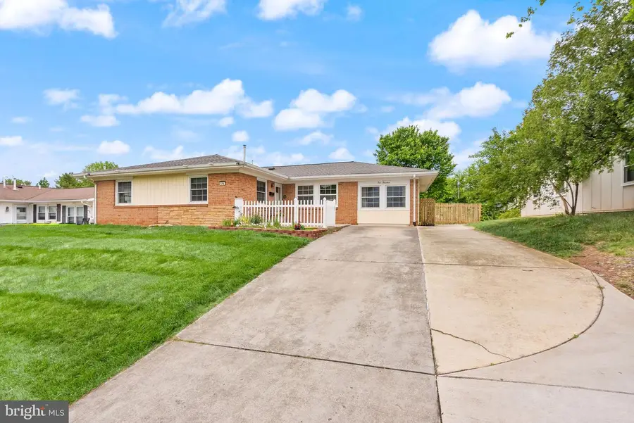 514 W Nettle Tree Rd, Sterling, VA 20164 - #2