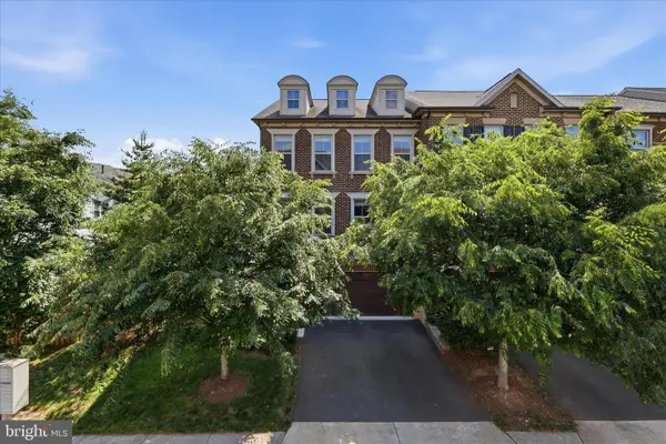 42567 Dreamweaver Dr, BRAMBLETON, VA 20148