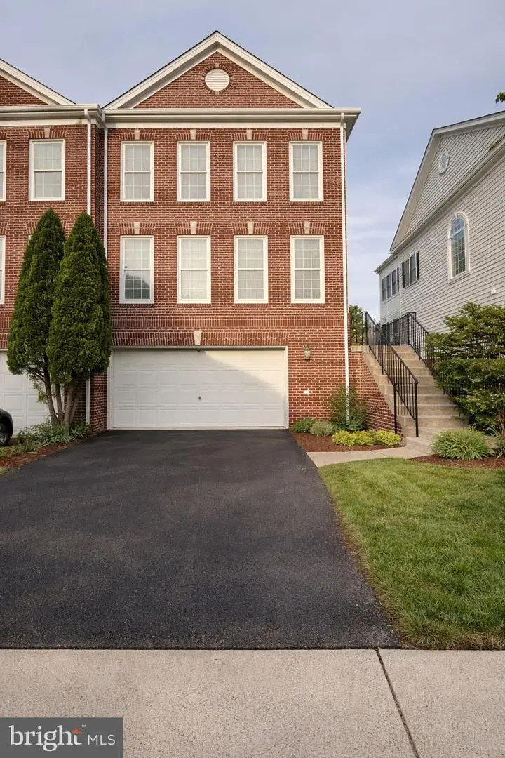 42716 Rolling Rock Sq, Chantilly, VA 20152 - #1