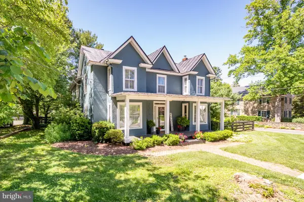 18 E Loudoun St, ROUND HILL, VA 20141