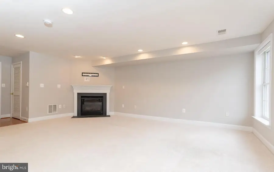 25835 Turlough Ter, Chantilly, VA 20152 - #3