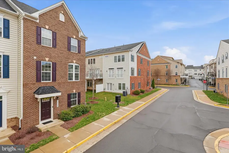 24594 Laurel Lake Ter, Sterling, VA 20166 - #2