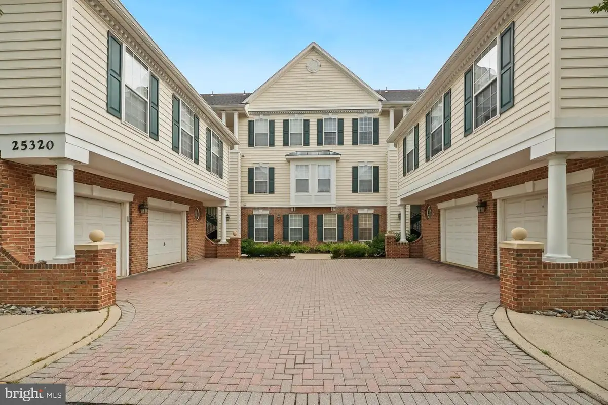 25320 Lake Mist Sq #201, Chantilly, VA 20152 - #1