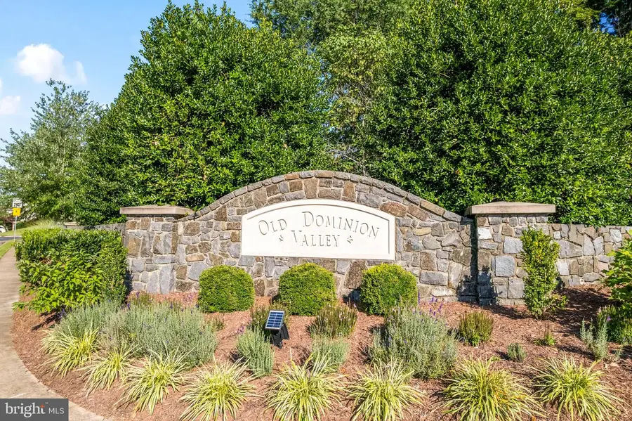 300 N Old Dominion Ln, Purcellville, VA 20132 - #2