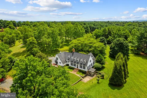 19725 Woodtrail Rd, ROUND HILL, VA 20141