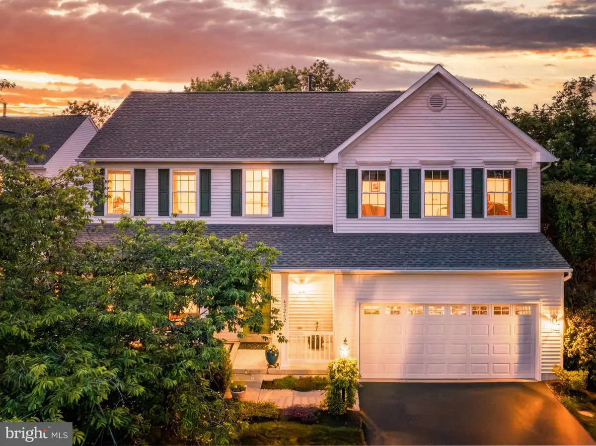 43262 Stoneyglen Ct, Ashburn, VA 20147 - #1
