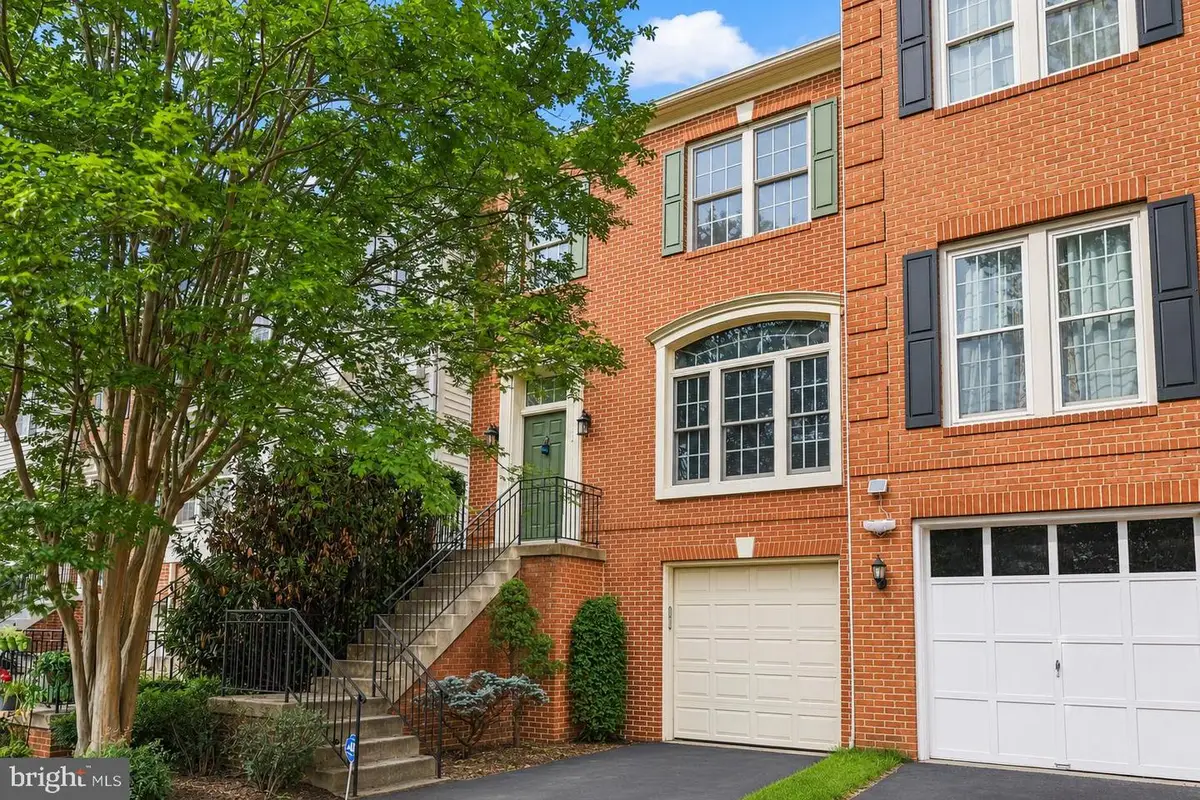 43003 Golf View Dr, Chantilly, VA 20152 - #1