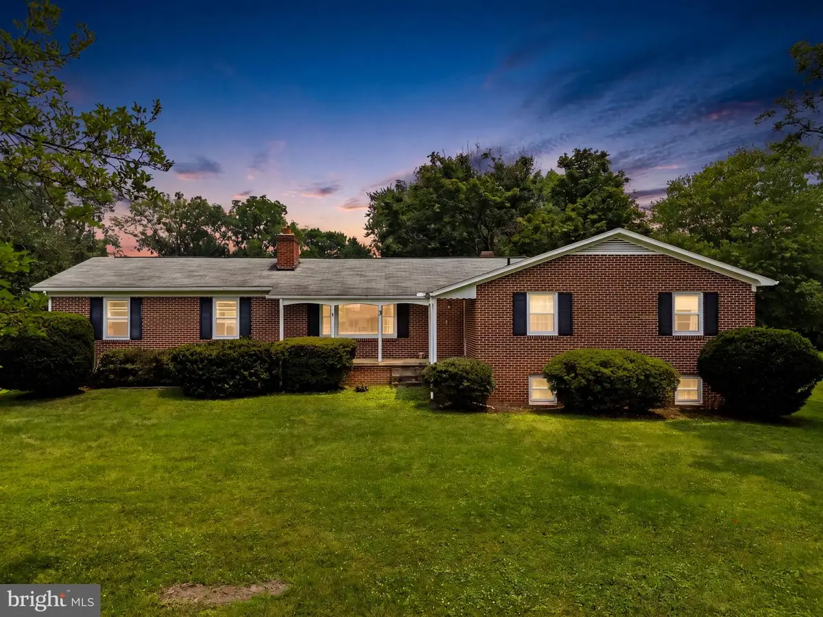 3 S Hughes St, Hamilton, VA 20158 - #1