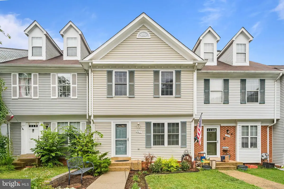 227 Finchingfield Ct, Sterling, VA 20165 - #1