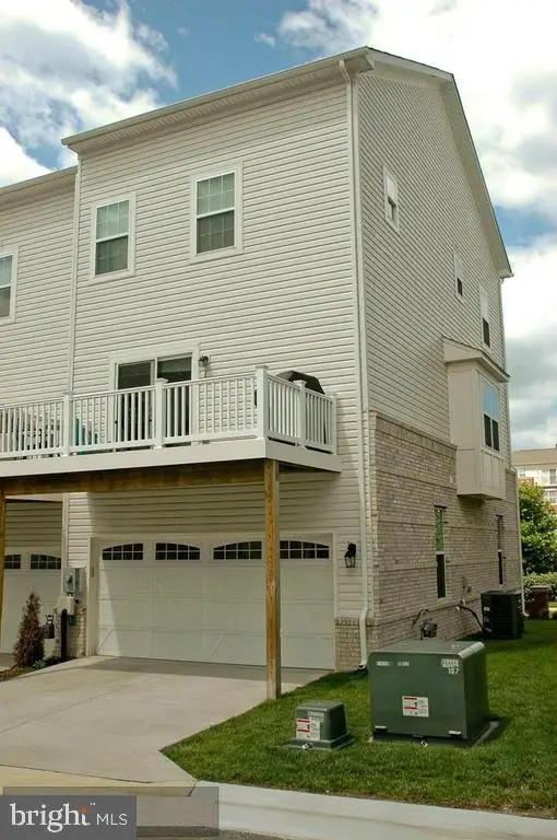 22698 Parkland Farms Ter, BRAMBLETON, VA 20148