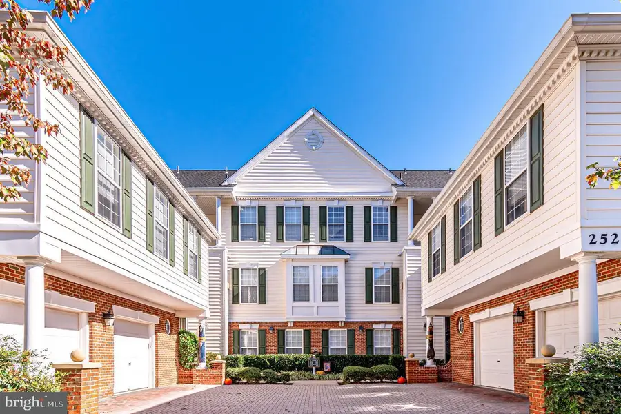 25252 Riffleford Sq #204, Chantilly, VA 20152 - #2