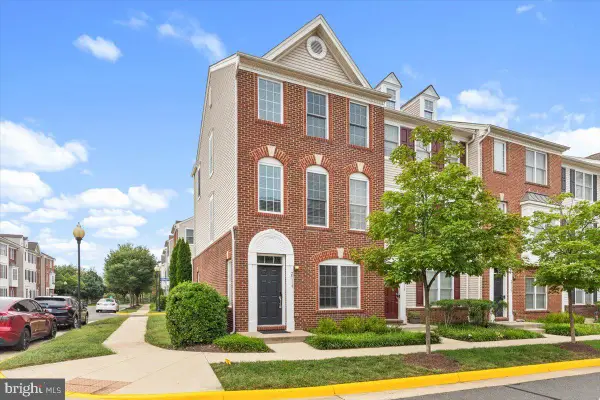 25119 Mcbryde Ter, CHANTILLY, VA 20152