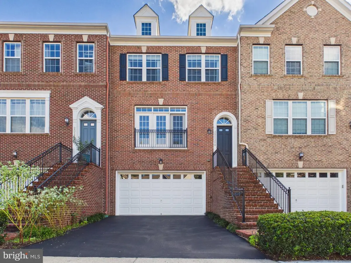 20268 Center Brook Sq, Sterling, VA 20165 - #1