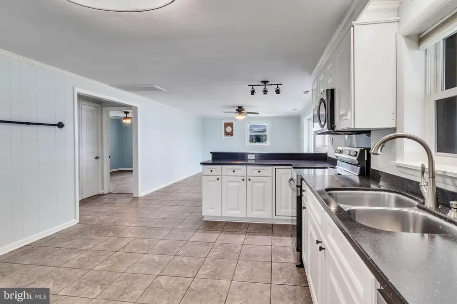 1131 Point Anne Dr, Hartfield, VA 23071 - #2