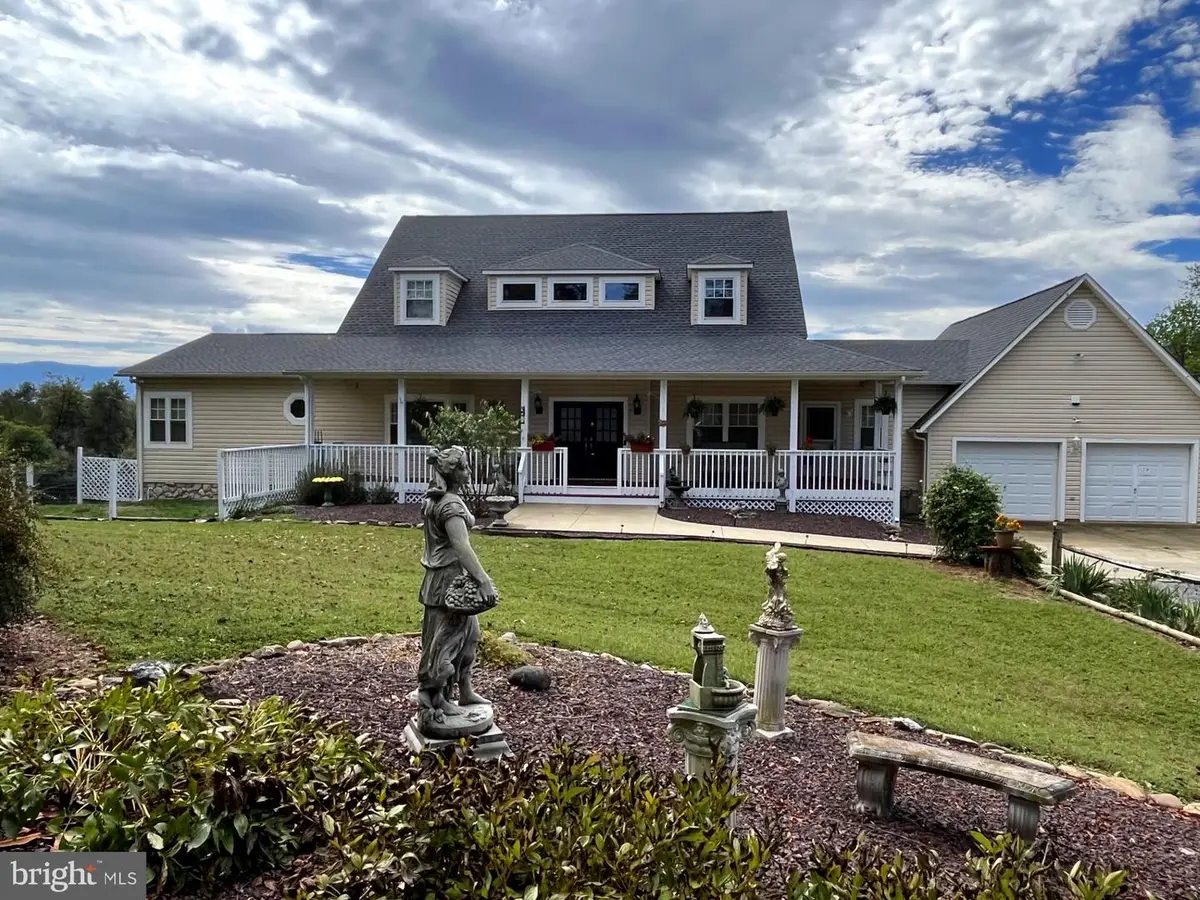 1050 Almond Dr, Luray, VA 22835 - Image #1