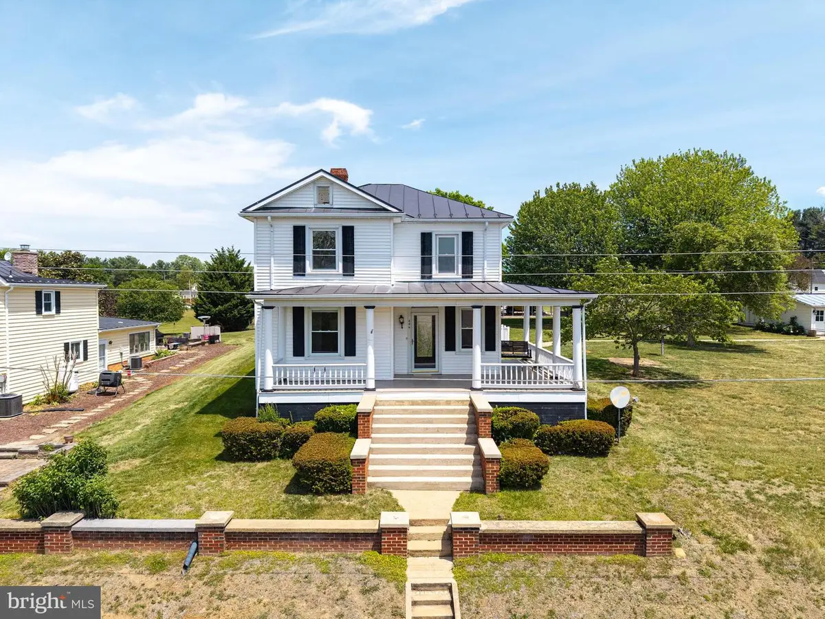 606 S First St, Shenandoah, VA 22849 - #1