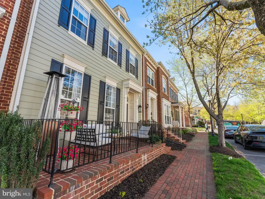 811 Monument Ave, Woodbridge, VA 22191 - #2