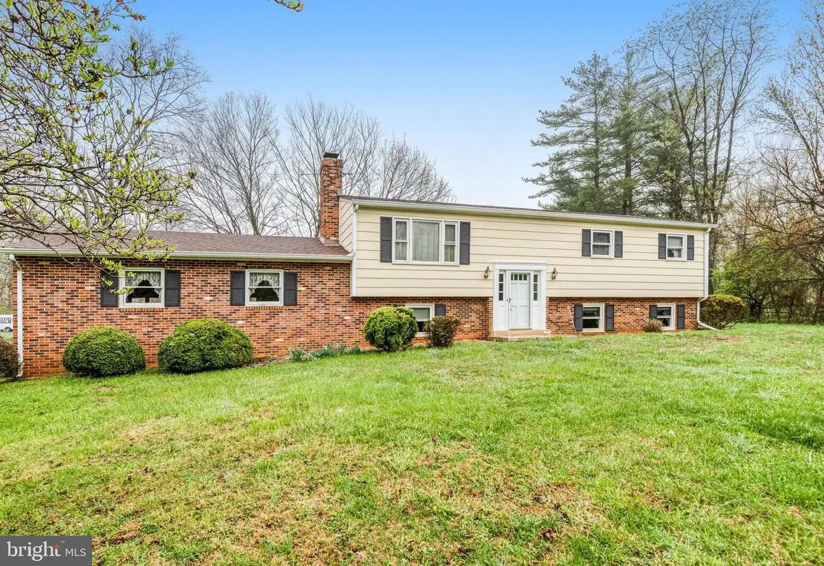 16504 Waterfall Rd, Haymarket, VA 20169 - #1