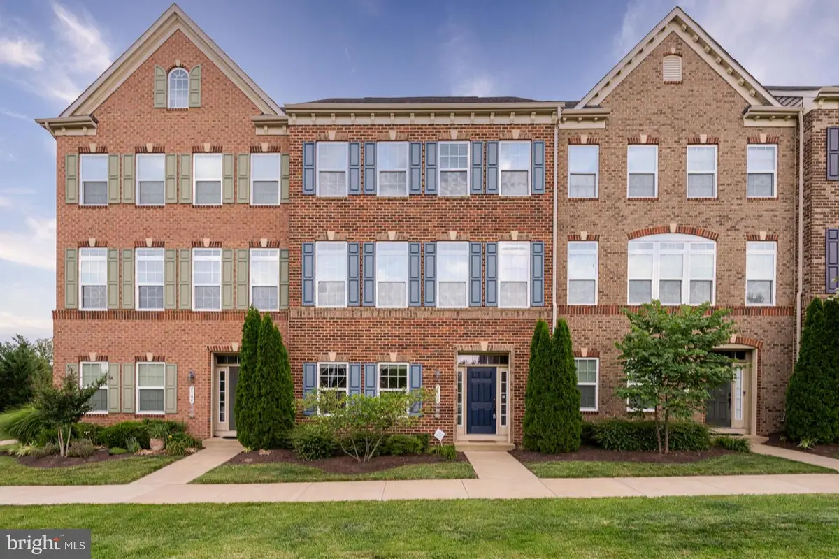 7102 Darbey Knoll Dr, Gainesville, VA 20155 - #1