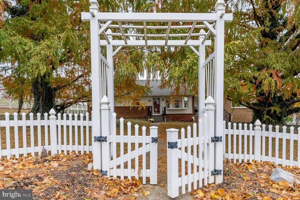 381 N Main St, MOUNT CRAWFORD, VA 22841 BHGRE