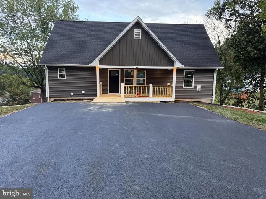 715 Hillcrest Dr, Staunton, VA 24401 - #2