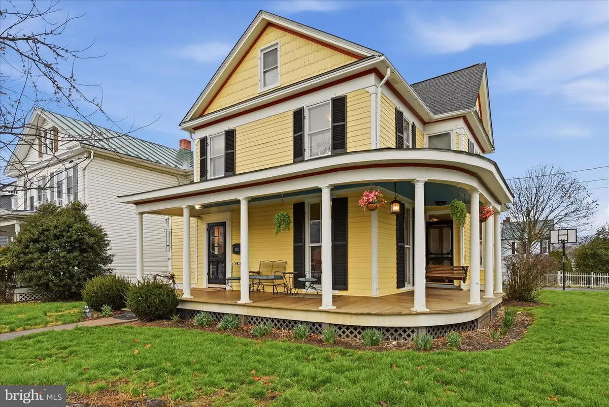 220 S Massanuten St, Strasburg, VA 22657 - #1