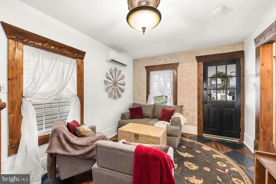 143 N Water St, Woodstock, VA 22664 - #3