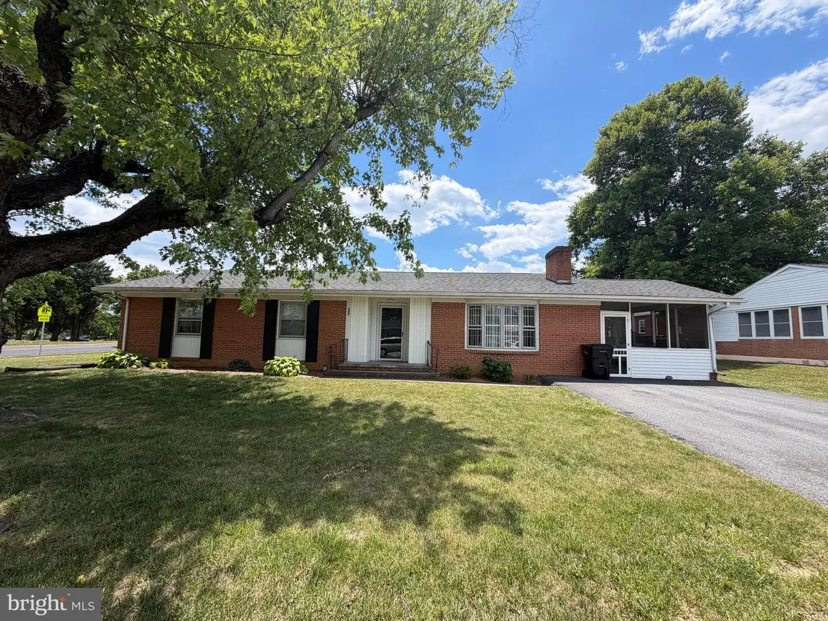 302 Wentworth Dr, Winchester, VA 22601 - #1