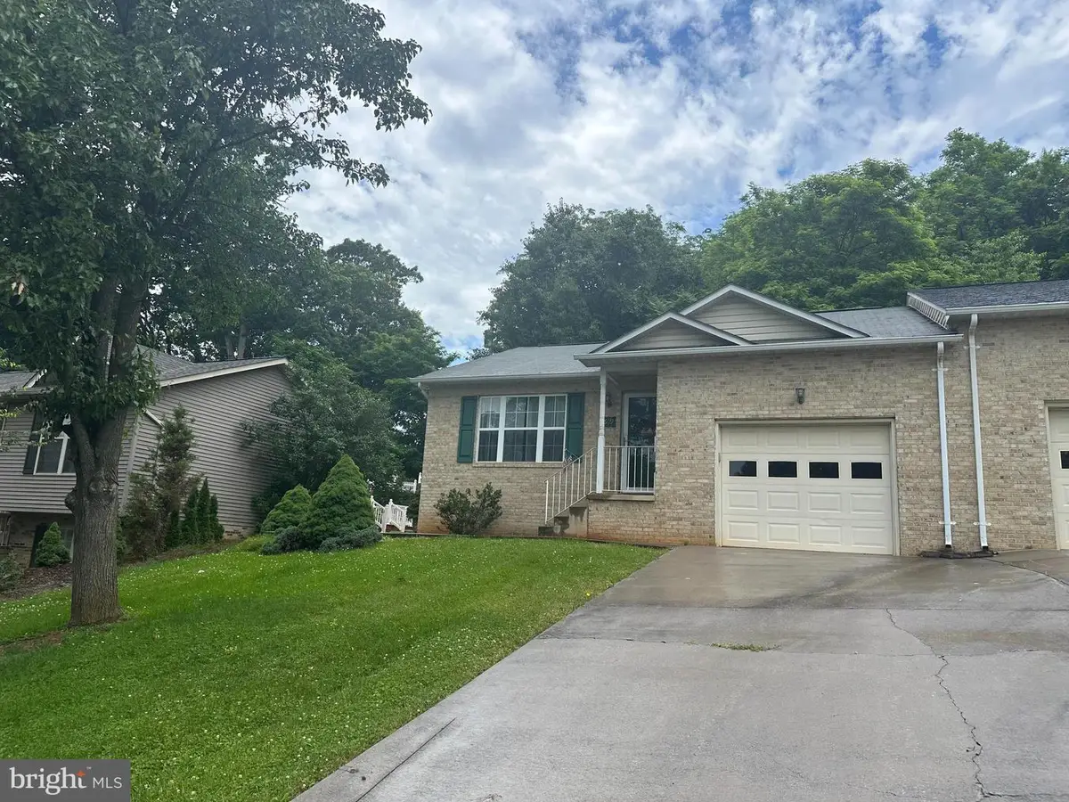 609 Cresthaven Ct, Front Royal, VA 22630 - #1