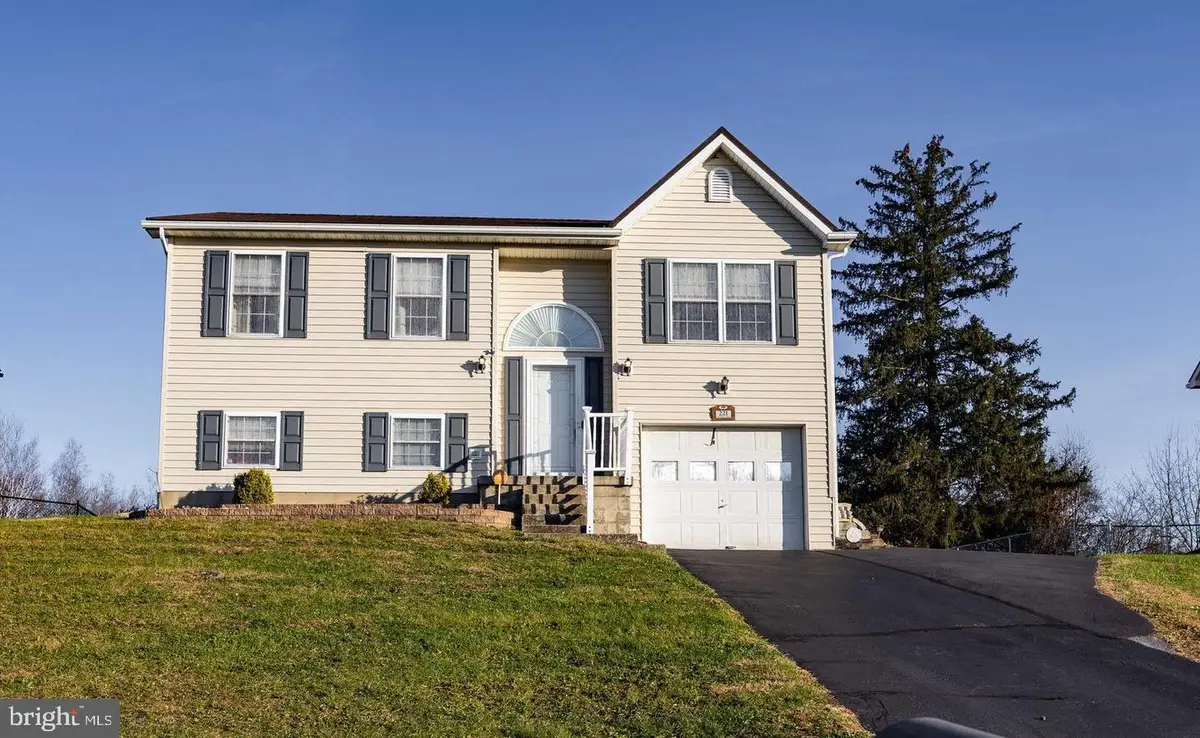 221 Universe Dr, Martinsburg, WV 25404 - Image #1