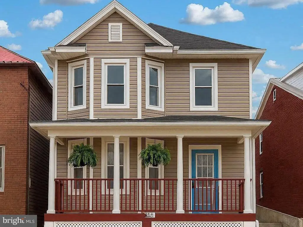 633 N Queen St, Martinsburg, WV 25404 - #1