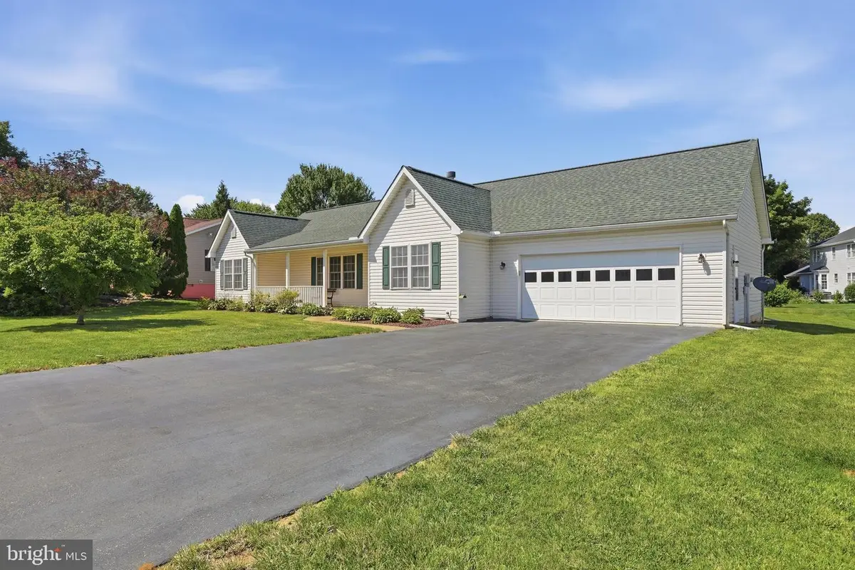 142 Hastings Dr, Falling Waters, WV 25419 - #1