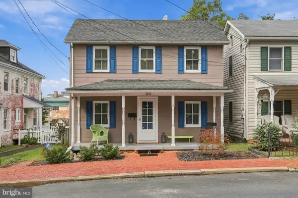 304 E Congress St, CHARLES TOWN, WV 25414