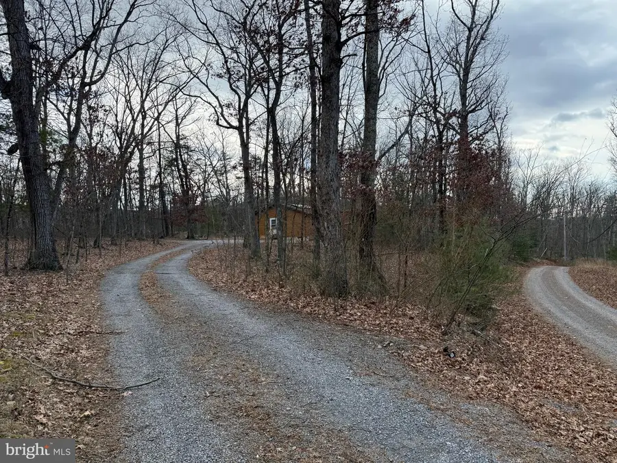 722 Oak Hill Rd, Berkeley Springs, WV 25411 - Image #2