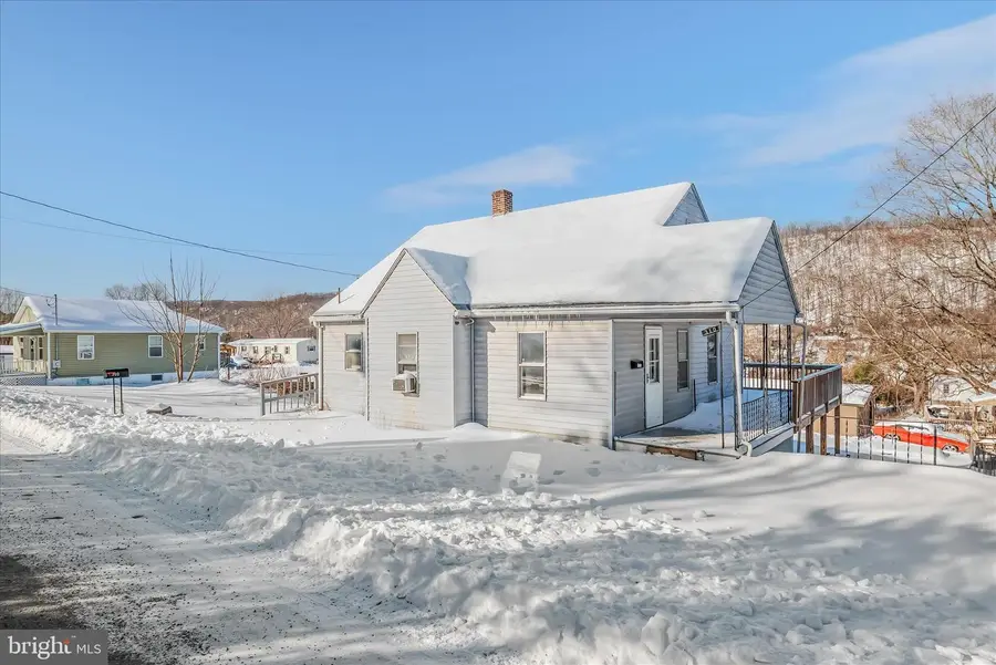 310 Greenway Dr, Berkeley Springs, WV 25411 - Image #2